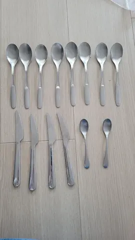 Lot de couverts : grandes cuillères, couteaux et petites cuillères