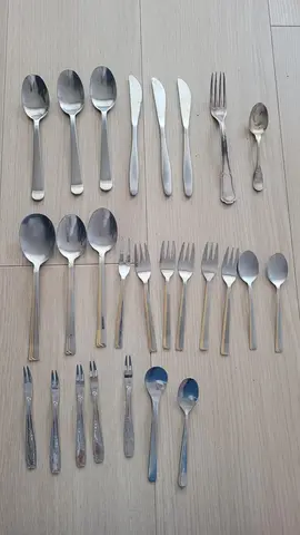 Lot de couverts : grandes et petites cuillères, couteaux, petites fourchettes