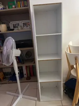 Étagère un peu usé mais fonctionnelle