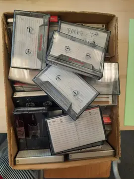 lot d'une vingtaine de boîtiers de cassettes audio vides... rarement pleines