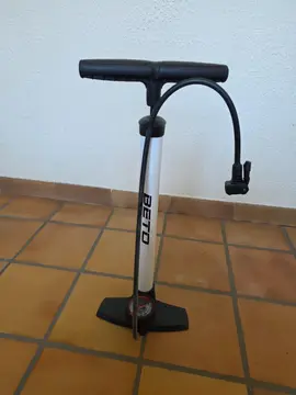pompe à vélo, fauteuil roulant,