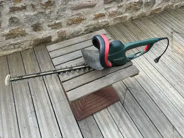 Taille haie électrique