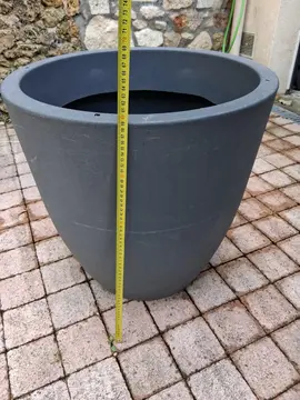Très grand pot en résine
