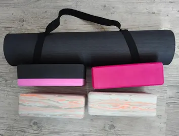 tapis de yoga et briques
