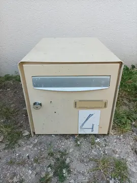 boite aux lettres beige