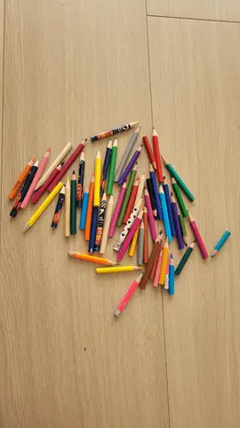 Lot de petits crayons de couleurs. Parfait en voyage
