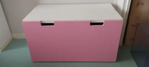 coffre rose Ikea pour enfant