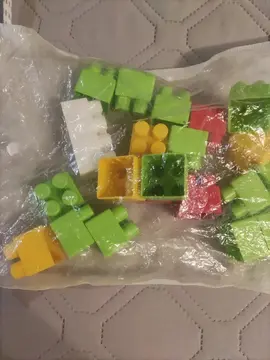 quelques blocs lego.