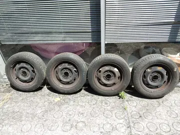 quatre jantes pour Ford k, ford Fiesta,(les pneus ne sont plus en état)