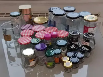 Pots de verre avec couvercles de différentes tailles