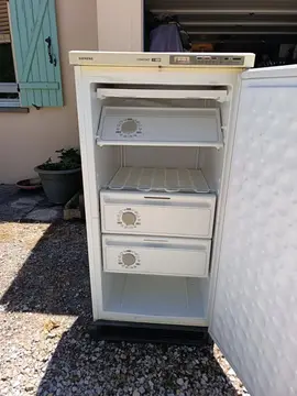 donne frigo . congélateur trois tiroirs,le deux portes du haut cassées, bon état de marche.