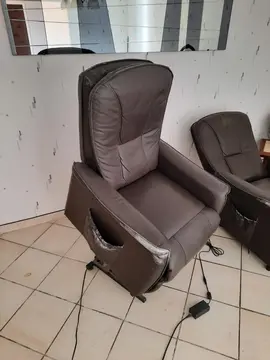Fauteuil électrique inclinable pouse relever plus facilement
