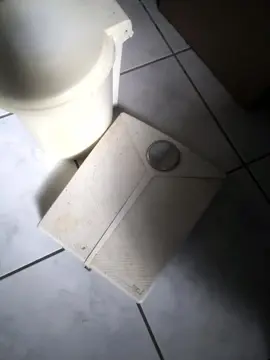 balance pese personne et poubelle wc