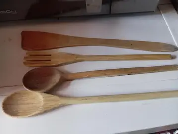 2 cuillères en bois, 1 spatule en bois, une fourchette en bois