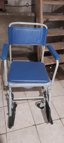 Chaise métallique percée neuve jamais servi