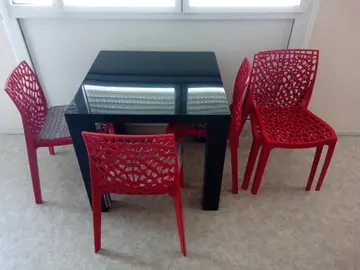 Table et chaises pour la terrasse