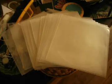 une vingtaine de pochettes pour CD