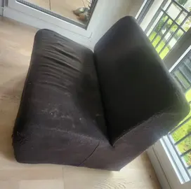 Petit canapé deux places avec une bonne assise. Tissus un peu défraîchi. À venir chercher à Thiais.