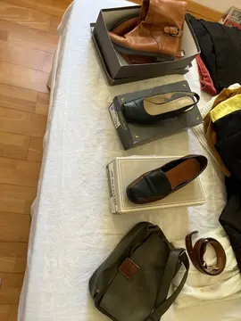 divers vêtements femme et chaussures