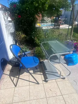 petit bureau et chaise bleue