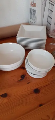vaisselle blanche, assiettes carrées..