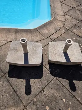 2 pieds de parasol en plastique