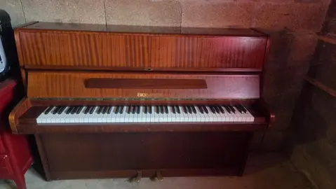 Piano droit allemand Fuchs & Möhr – son chaleureux – idéal débutant