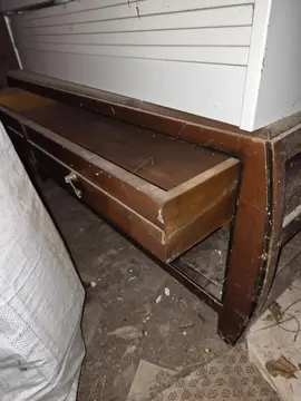 table basse en bois et chaises