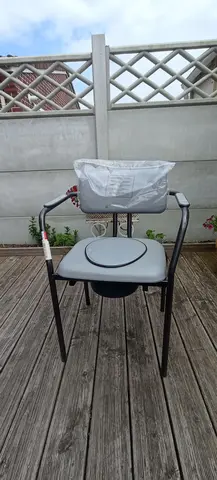 chaise percée
