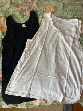 2 TS sans manches noir et blanc