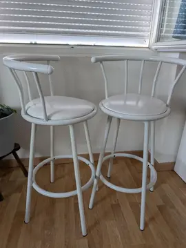 chaises de bar et canapé