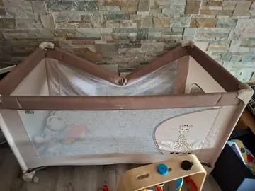 lit parapluie / parc bébé 1 côté qui reste plié à bricoler