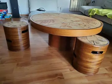 Table basse ronde bois/carrelage avec tabourets