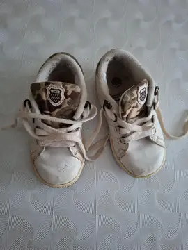 une paire de chaussures enfant