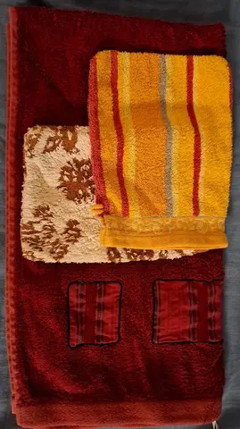 serviette de toilette et 2 gants neufs