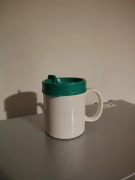 Tasse plastique avec couvercle/orifice pour paille