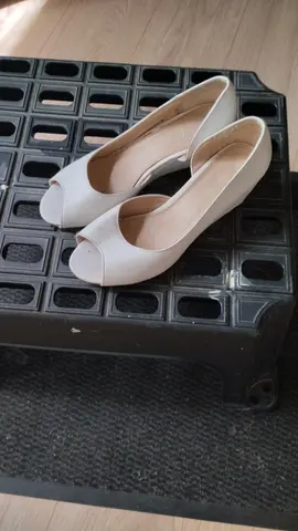 Paire de chaussures blanches