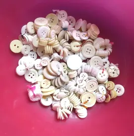 GROS LOT BOUTONS VARIES COULEUR BLANCHE OU CREME