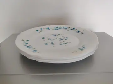 4 assiettes Arcopal motif fleurs bleues