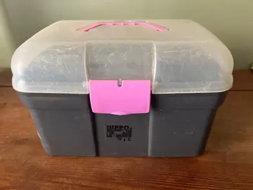 boîte avec accessoires pour chevaux