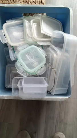 Boîtes plastiques avec couvercles. A prendre sur place.