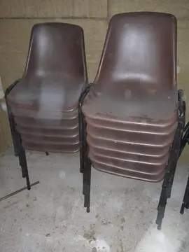 15 chaises plastique de salle des fêtes