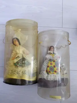 donne 1 carton avec environ 20 poupées....a venir chercher sur place..