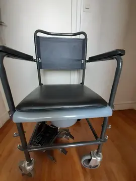 chaise roulante d'appartement pour personne âgée