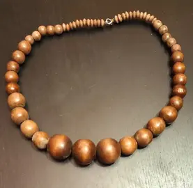 Collier avec perles en bois