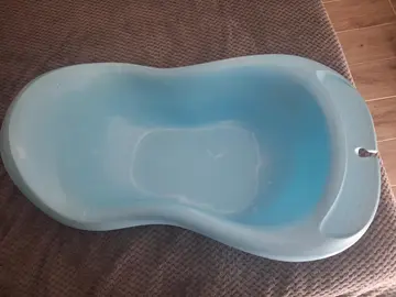 Donne baignoire bébé, jeune enfant