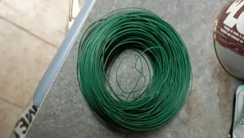 attache fil de fer vert
