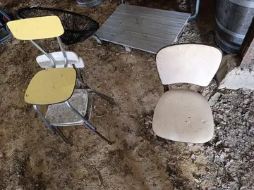 Lot de chaises : diverses et variées, une vingtaine, certaines identiques, en bois en mé