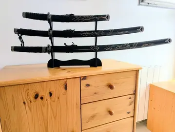 3 sabres japonais de décoration 51, 77 et 99 cm, avec leur support en bois.