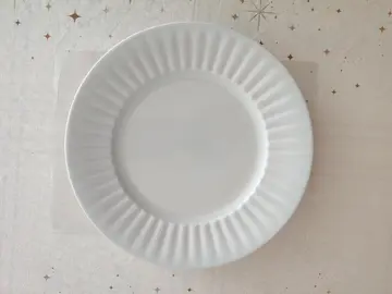 Assiettes plates blanches
